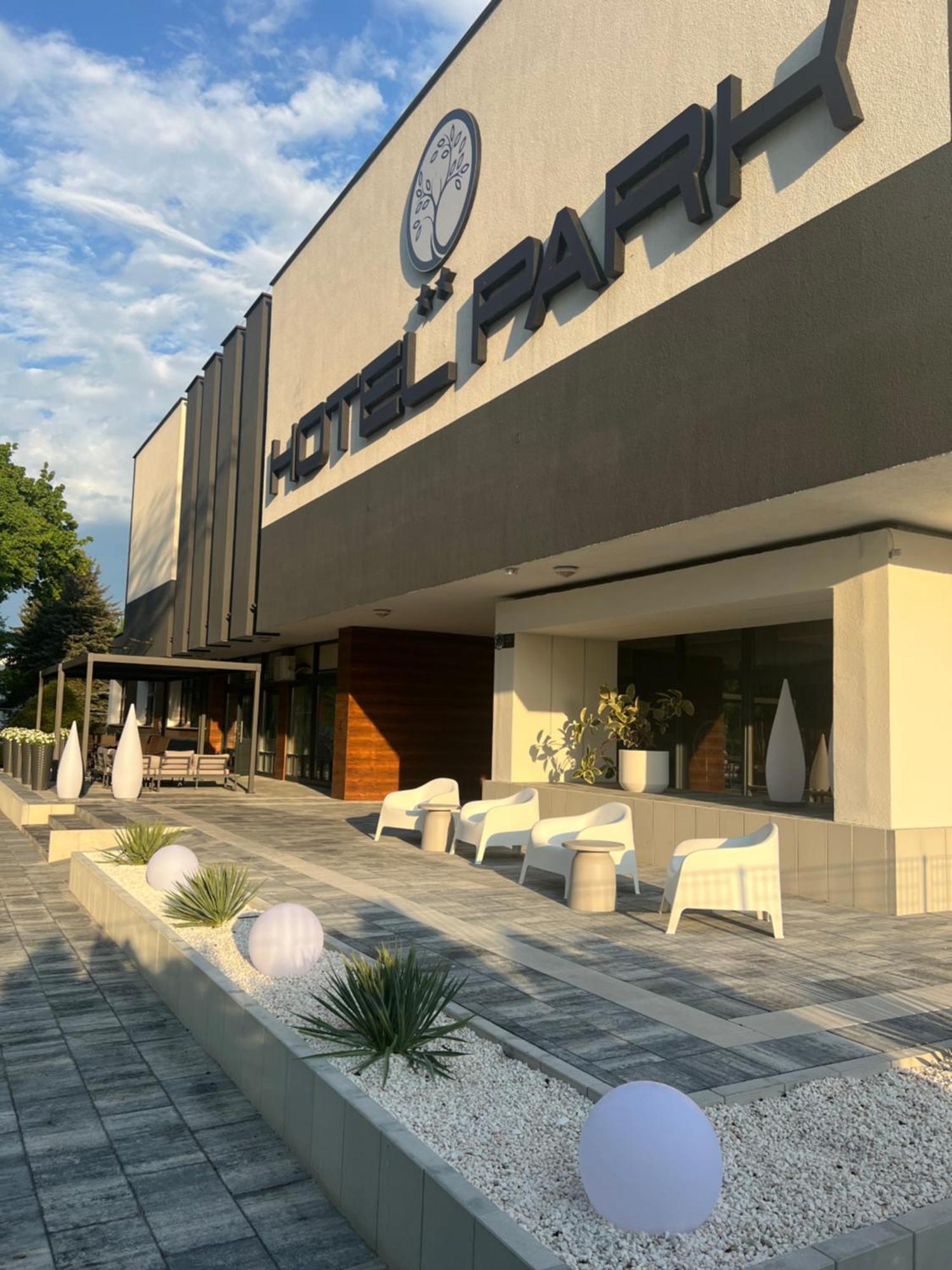 Hotel Park Opoczno Kültér fotó